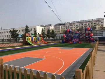 चीन Smellless सुरक्षा 100% पीपी फ़्लोरिंग स्क्वायर स्कूल के खेल का मैदान के लिए इंटरलाकिंग फैक्टरी
